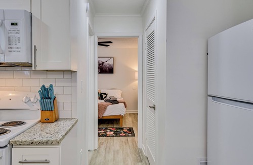 Midtown House | Charming 1-bedroom near Medical and Golf! Ground Unit A!