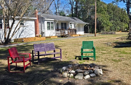 Wrightsboro Cottage | Charming 1-bedroom Tiny House w/Chickens close to Downtown and 15 min2 beach