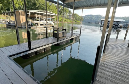 Rocky Top House | Charming 1-bedroom with loft house with AC, WiFi on beautiful Norris Lake