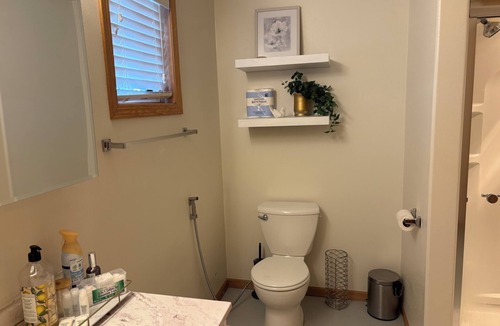 Burbank House | Charming 1 king suit with WiFi, AC