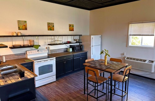 Knoxville House | Charming 1Bd house S.Knox 3 miles from Dowtown. Private Driveway w/all Amenities