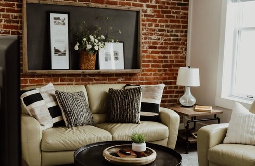 Grundy Center Apartment | Charming 2-bedroom apartment in awesome Downtown Grundy Center