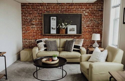 Grundy Center Apartment | Charming 2-bedroom apartment in awesome Downtown Grundy Center