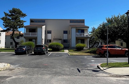 South End Condo | Charming 2-bedroom, 2nd floor condo with pool, AC, & WiFi in Ocean City, NJ