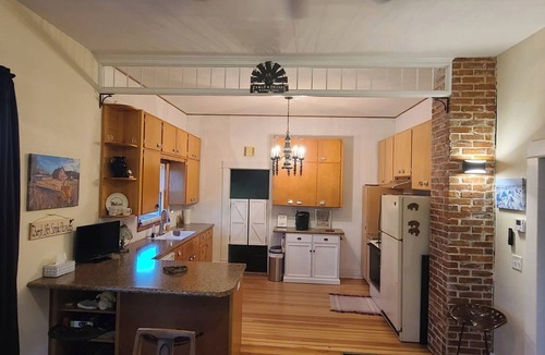 Antelope County House | Charming 2 bedroom bungalow with lovely outdoor space, sleeps 5 adults 2 kids