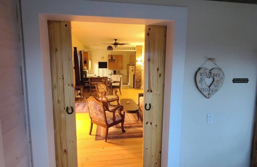 Antelope County House | Charming 2 bedroom bungalow with lovely outdoor space, sleeps 5 adults 2 kids