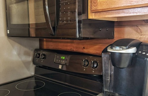 Montgomery Cabin | Charming 2-bedroom cabin in historic Montgomery with WiFi, AC