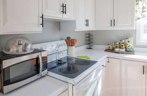 Lemon Springs House | Charming 2-bedroom farmhouse in peaceful Cameron farm with WiFi.
