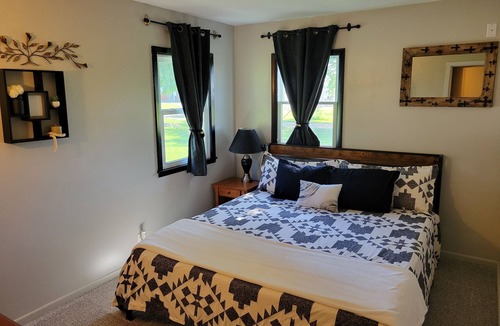 West Okoboji House | Charming 2-bedroom guest country farmhouse with WiFi, AC in rural Milford.