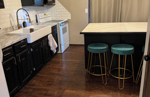 Lincoln House | Charming 2-bedroom townhome in beautiful Midtown Lincoln with WiFi, AC