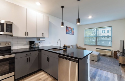 Communipaw Condo | Charming 2-bedroom condo with AC, fitness room in wonderful Jersey City