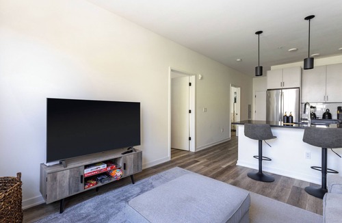 Communipaw Condo | Charming 2-bedroom condo with AC, fitness room in wonderful Jersey City