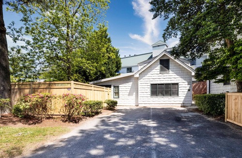Rehoboth Beach Apartment | Charming 2BR Cottage | Porch & Full Kitchen