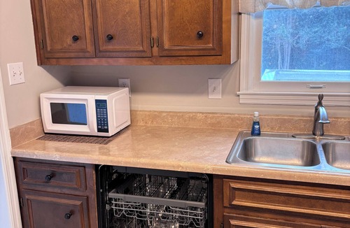 Aiken House | Charming 3 bed 2.5 bath. Family & pet friendly. Close to horse & golfing events.