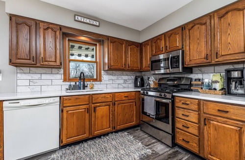 Dubuque House | Charming 3 Bedroom 2.5 Bathroom House centrally located in Dubuque IA.