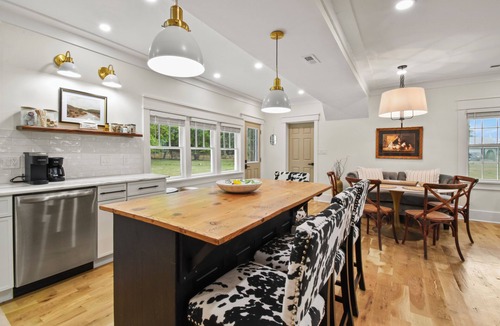 Berryville Cottage | Charming 3-bedroom cottage in farm & wine country