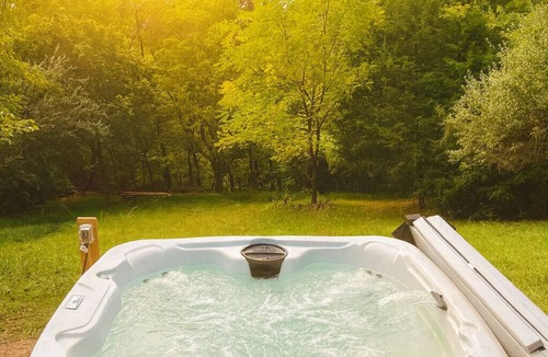 Rileyville Cabin | Charming 3-bedroom cabin with Moutain Views, Hottub, Barrel Sauna in Shenandoah.