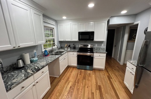 Toddville Road Cottage | Charming 3-bedroom cottage in pleasant Charlotte with AC, WiFi