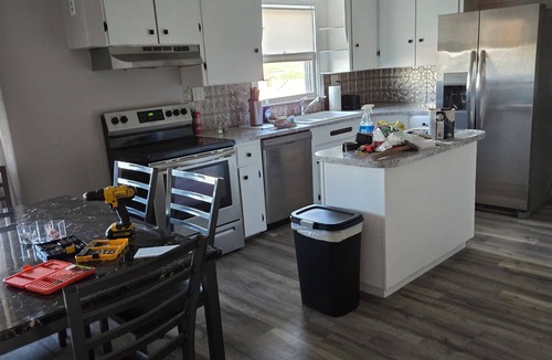 Bridgeport House | Charming 3-bedroom farmhouse in marvelous Bridgeport with WiFi, AC.