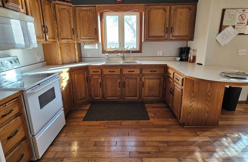 Luverne House | Charming 3-bedroom farmhouse by Luverne with WiFi and AC