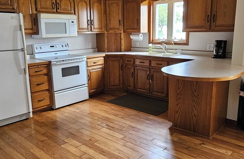 Luverne House | Charming 3-bedroom farmhouse by Luverne with WiFi and AC