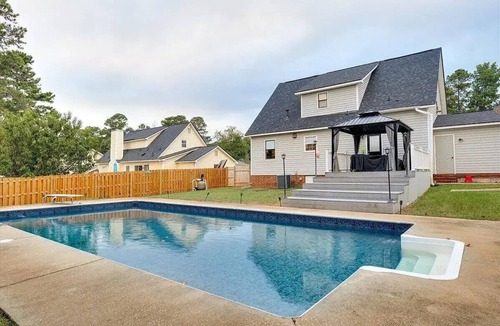 Martinez House | Charming 3-bedroom for Masters. Pool, Patio w/Firepit, Gas Grill. 5mi to course
