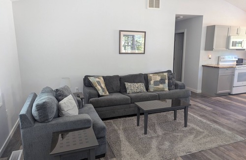 Dutton House | Charming 3-bedroom house/Private Pool + Game Room