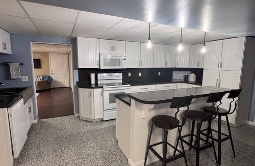 Hannibal House | Charming 3-bedroom house, 2-car garage, and pickleball court