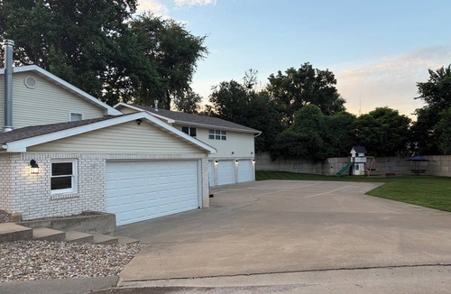 Hannibal House | Charming 3-bedroom house, 2-car garage, and pickleball court