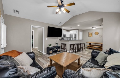 Owasso House | Charming 3-bedroom house w/KING Bed in Prime Location of Owasso w/WiFi
