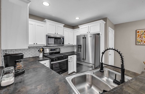 Owasso House | Charming 3-bedroom house w/KING Bed in Prime Location of Owasso w/WiFi