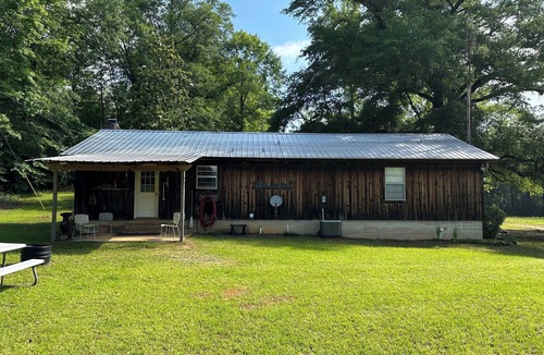 Autaugaville Cabin | Charming 3-bedroom cabin in Autaugaville with AC and Hangout Building