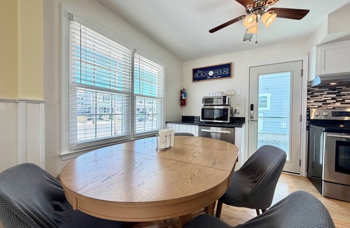 Stone Harbor House | Charming 3-bedroom townhome 2 blocks from ocean and bay, in town of Stone Harbor