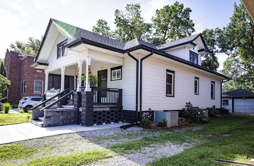 Lincoln Apartment | Charming 3bd w/front porch, back patio in fenced yard, walkable neighborhood