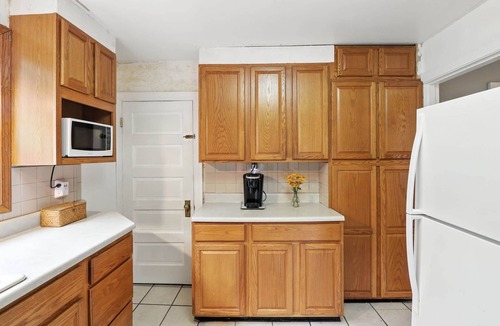 Calverton House | Charming 3BR Farmhouse Wine Country Getaway