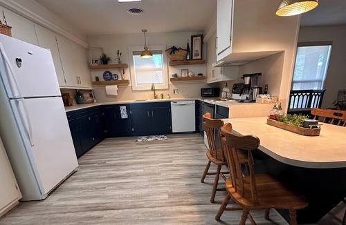 Carmine Bed & Breakfast | Charming 3BR Home-8 Miles to Round Top-Walk to JW's & City Park
