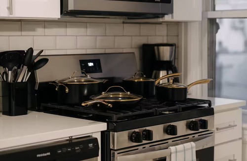 Hoboken Apartment | Charming 3BR Retreat w/Terrace – Mins to NYC