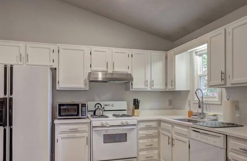 Woodstock House | Charming 3BR Station Home - Fast WiFi, Deck & Parking!