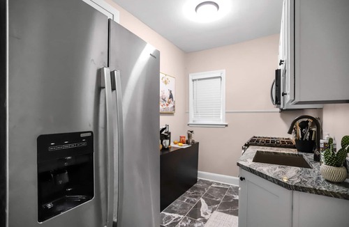 Bolton Hill Apartment | Charming 4 bed/Wine/Parking/1000sqft/Mins to Dwntwn!