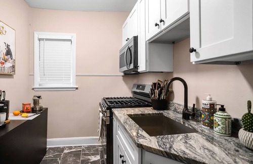 Bolton Hill Apartment | Charming 4 bed/Wine/Parking/1000sqft/Mins to Dwntwn!