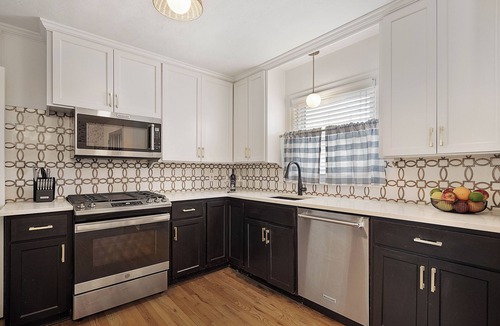 Overland Park House | Charming 4-bedroom house. 16 guest, hot tub, sauna, fire pit, arcade, game room