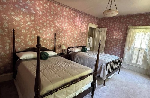 Monroe Bed & Breakfast | Charming 4-bedroom bed & breakfast in delightful Monroe with WiFi, AC