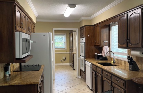 Dalton House | Charming 4-bedroom Duplex with AC and WiFi in Dalton
