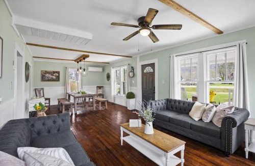 Mountain City House | Charming 4 bedroom farmhouse with large backyard for entertaining