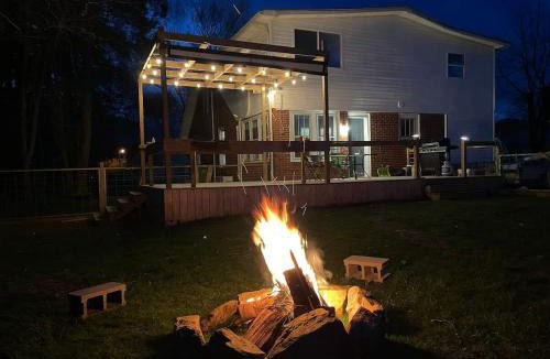 Mountain City House | Charming 4 bedroom farmhouse with large backyard for entertaining