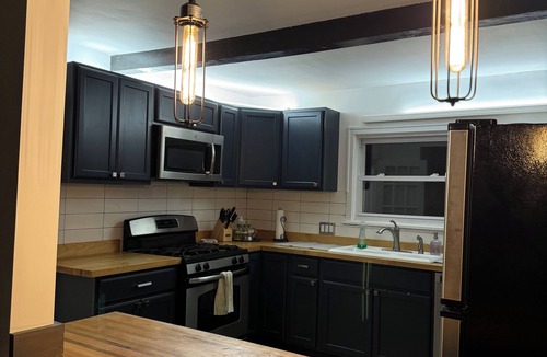 DeKalb House | Charming 4-bedroom house with WiFi and AC in DeKalb