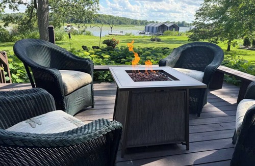 Excelsior House | Charming 4-bedroom lake cabin with a dock + AC in Excelsior