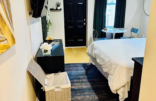 Highlandtown House | Charming 5 Star Private Room in Safe Neighborhood! MUST SEE!