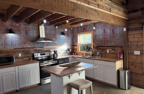Grady House | Charming and quiet 1-bedroom loft barndominium on 12 acres with RV hookups