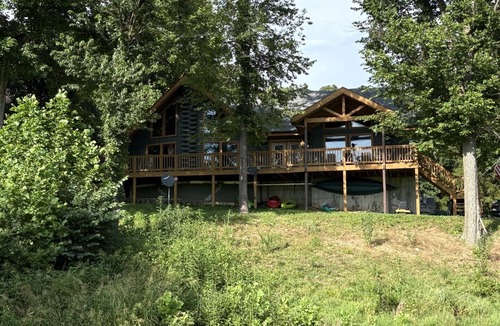 Doniphan Cabin | Charming and spacious 7-bedroom cabin with many accomadations on Current River.